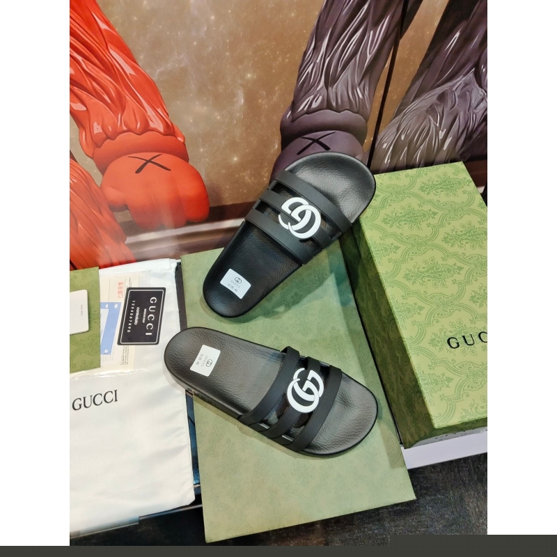 G*u*i slippers